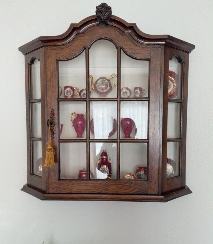 Antieke houten vitrinekast met glas, Ophalen