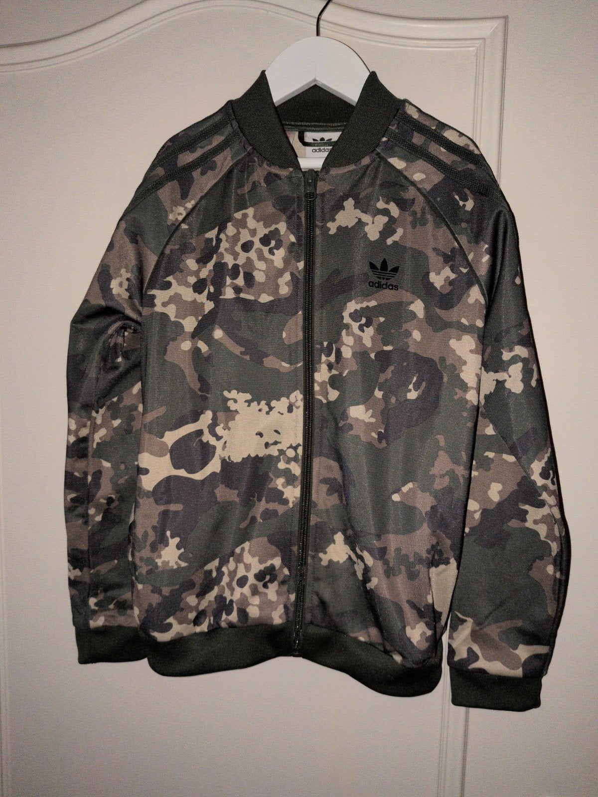 Adidas Camo SST Track Jacket - Maat 140 - Legerprint Groen, Adidas, Jongen of Meisje, Ophalen of Verzenden, Zo goed als nieuw