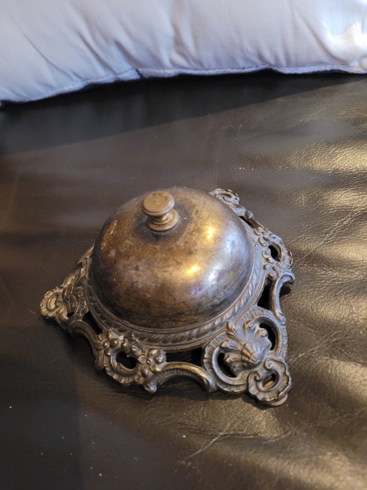 Antieke bronzen bel met sierlijke basis, Ophalen of Verzenden