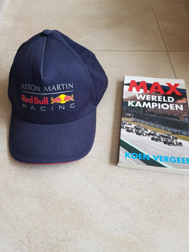 Max Verstappen red bull pet cap en boek, Ophalen of Verzenden, Zo goed als nieuw, Formule 1