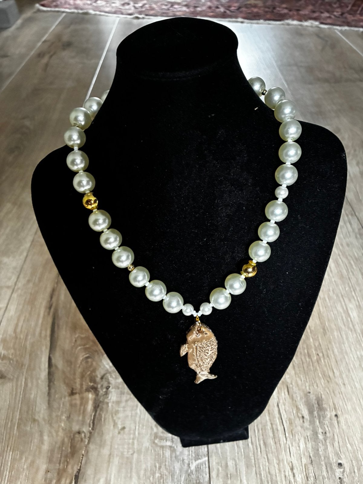 EM HISTORY BEADS ketting grote parels en vishanger 50 cm, Nieuw, Ophalen of Verzenden, Goud, Overige materialen