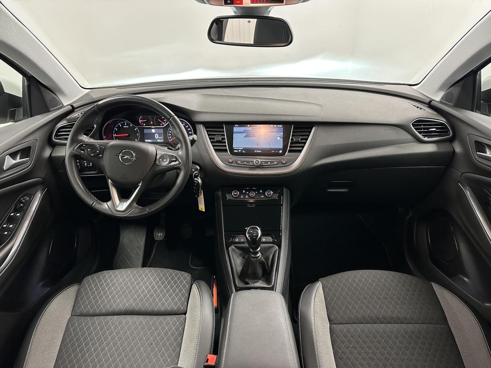 Opel Grandland X 1.2 Turbo Elegance CAMERA TREKHAAK LM NAVI, Auto's, Voorwielaandrijving, Gebruikt, 1199 cc, Met garantie (alle)