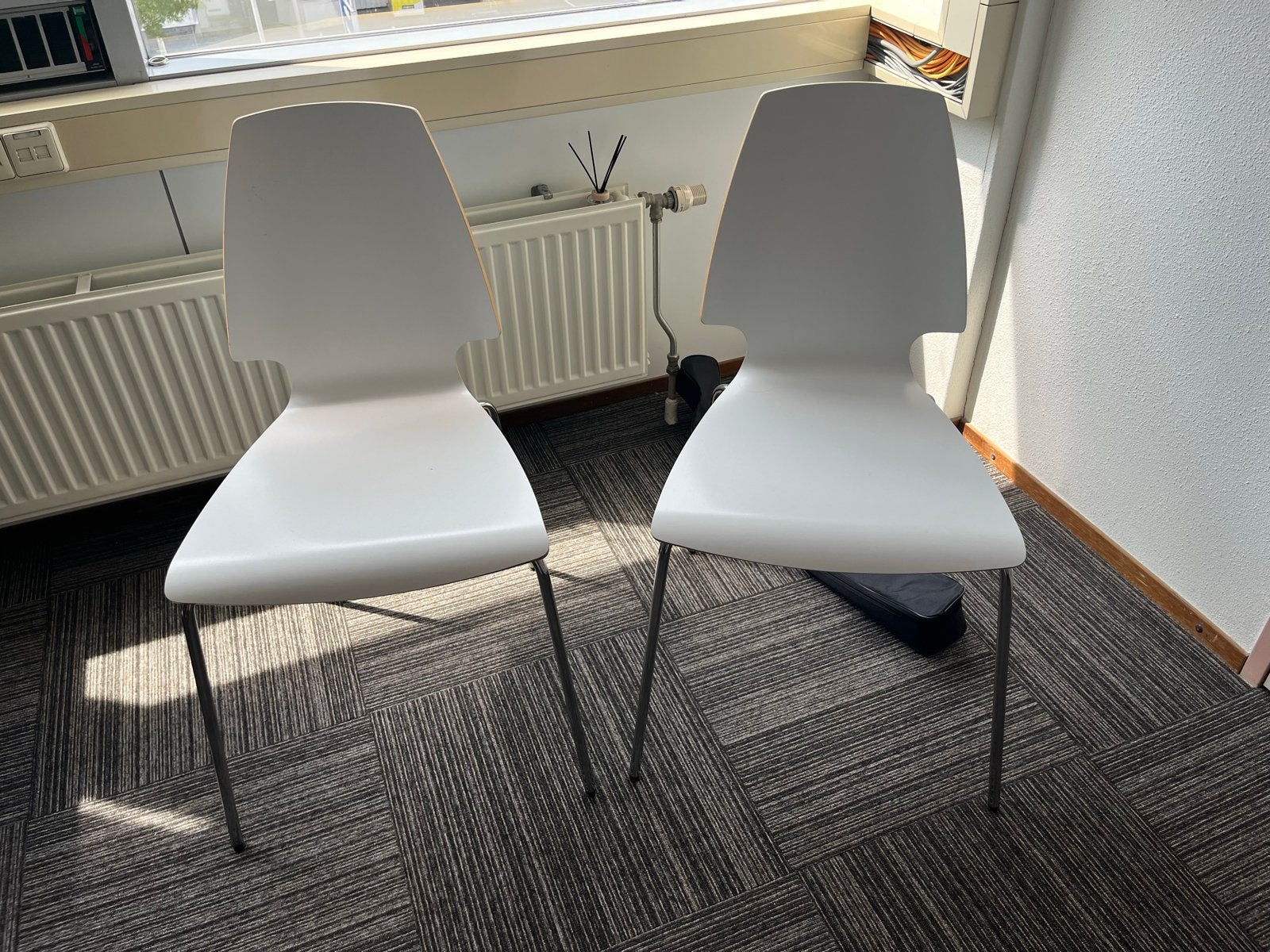 Set van 2 witte stoelen met houten zitting, Ophalen, Gebruikt, Twee, Wit