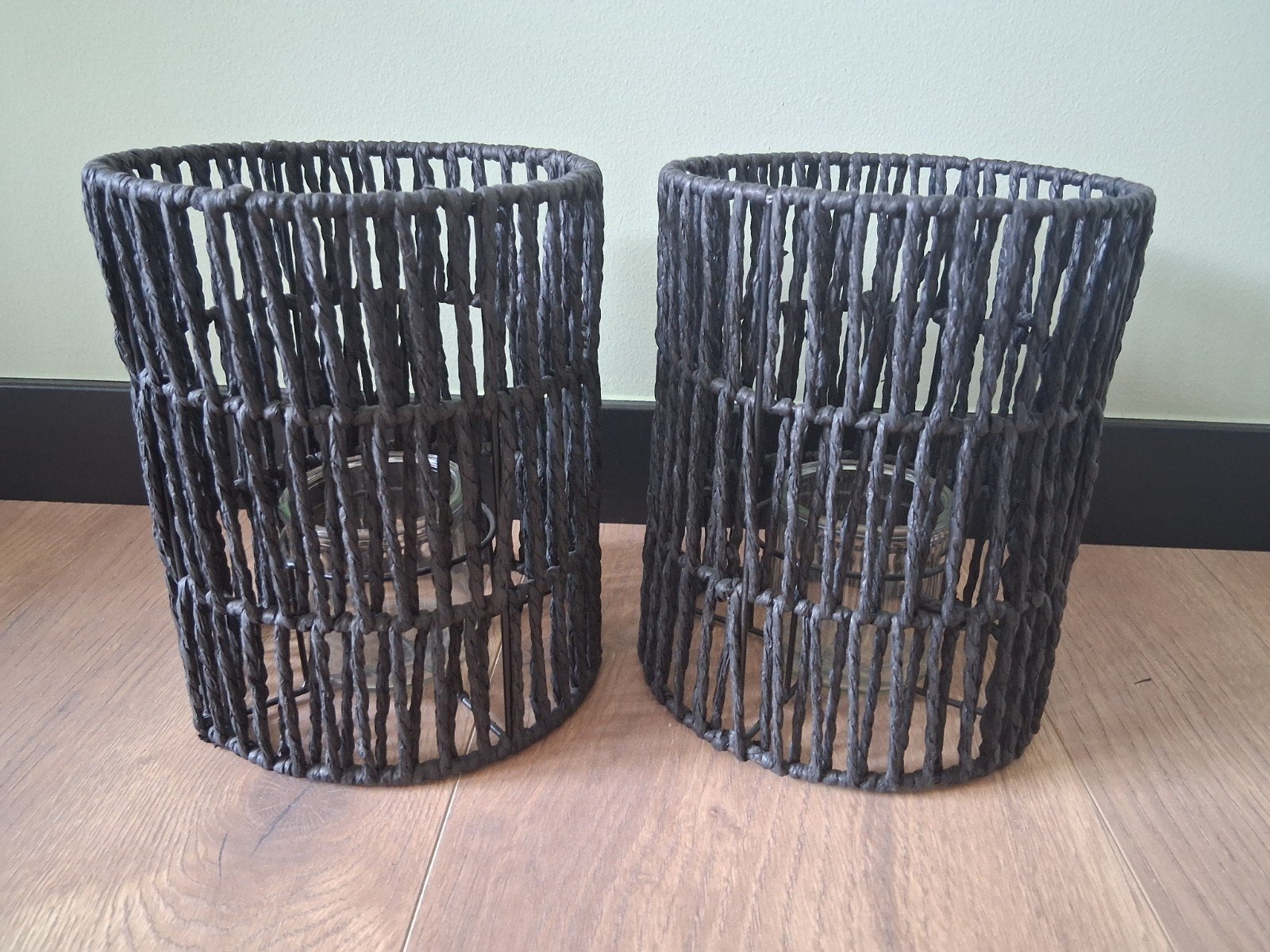 2x Zwarte rieten kandelaars / windlichten, Gebruikt, Zwart, Natuurlijk materiaal, Ophalen of Verzenden