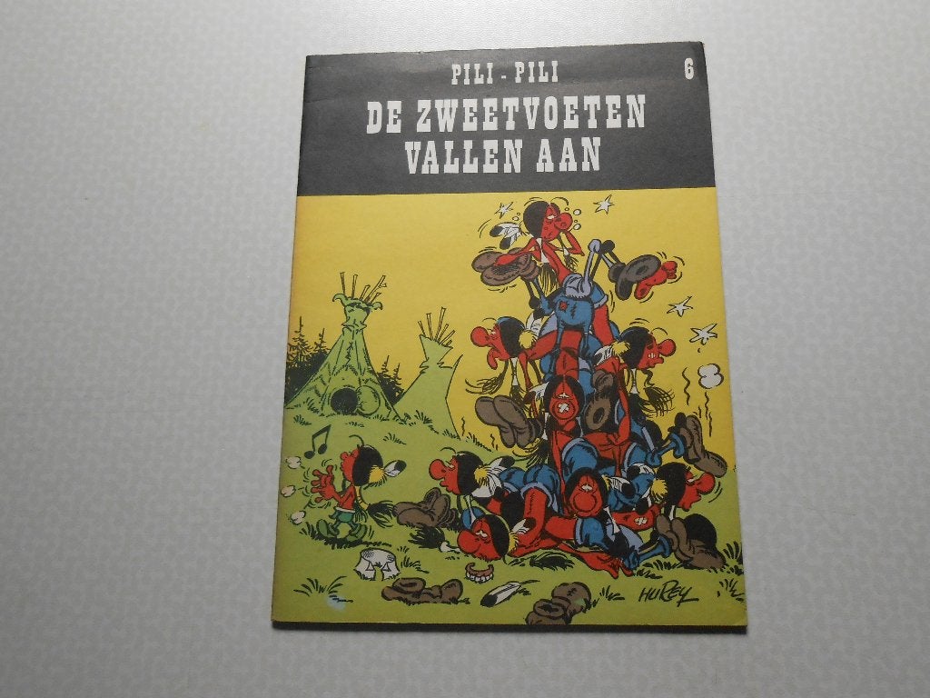 Pili - pili 6 De Zweetvoeten vallen aan 1975. 1 ste druk., Hurey, Eén stripboek, Ophalen of Verzenden, Zo goed als nieuw