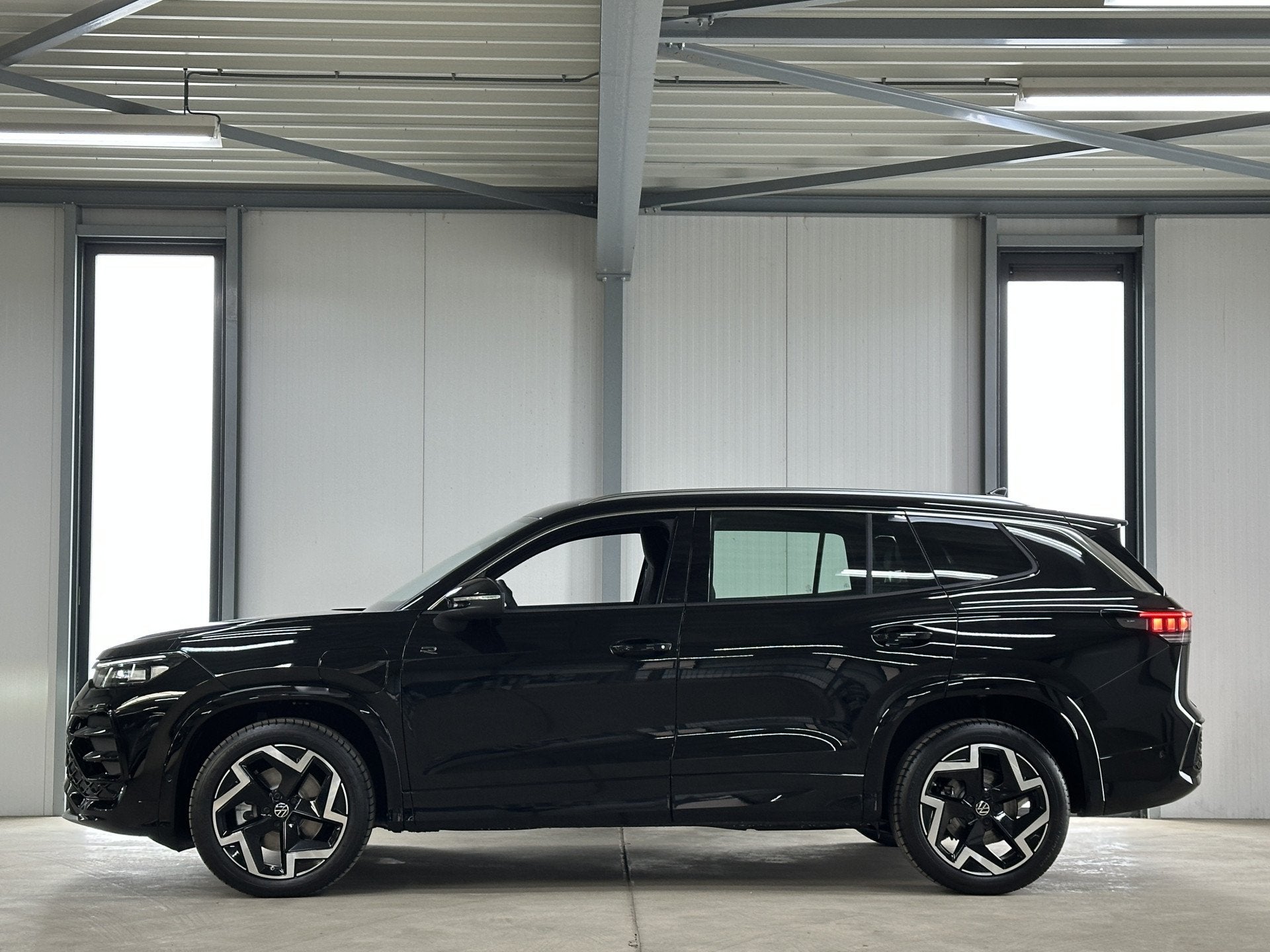 Volkswagen Tayron 1.5 eHybrid R-Line | Trekhaak-pakket | Nav, Auto's, 12 maanden, Zwart, 4 cilinders, Leder en Stof