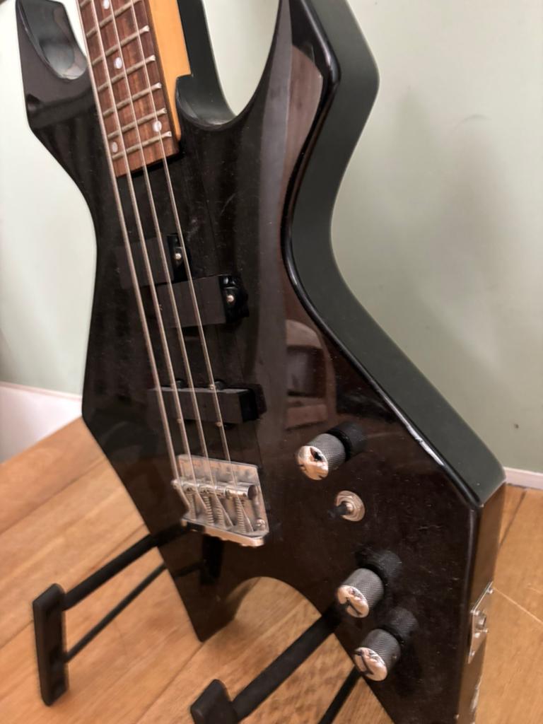 Basgitaar stagg metal, Muziek en Instrumenten, Snaarinstrumenten | Gitaren | Bas, Ophalen of Verzenden, Zo goed als nieuw