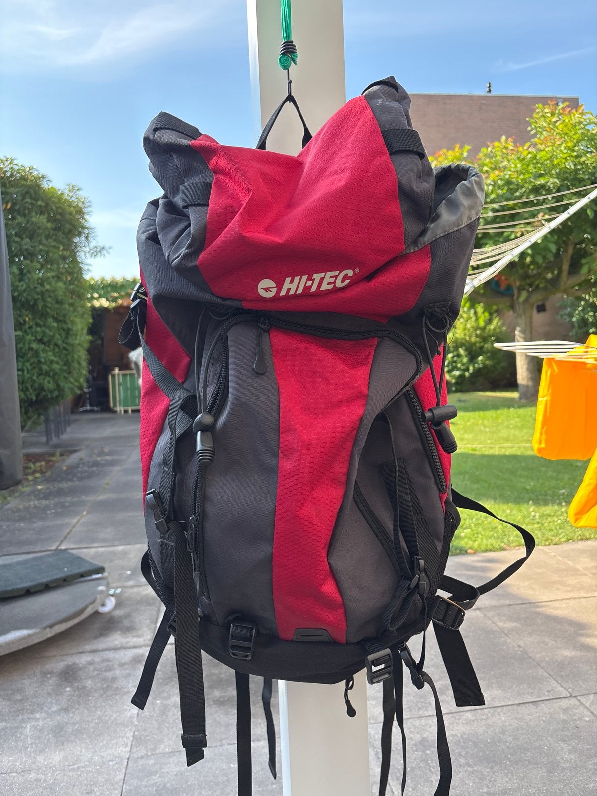 Hi-Tec Trekking Rugzak Rood/Zwart - Ideaal voor Avontuur, Sieraden, Tassen en Uiterlijk, Tassen | Rugtassen, Gebruikt, 25 tot 40 cm