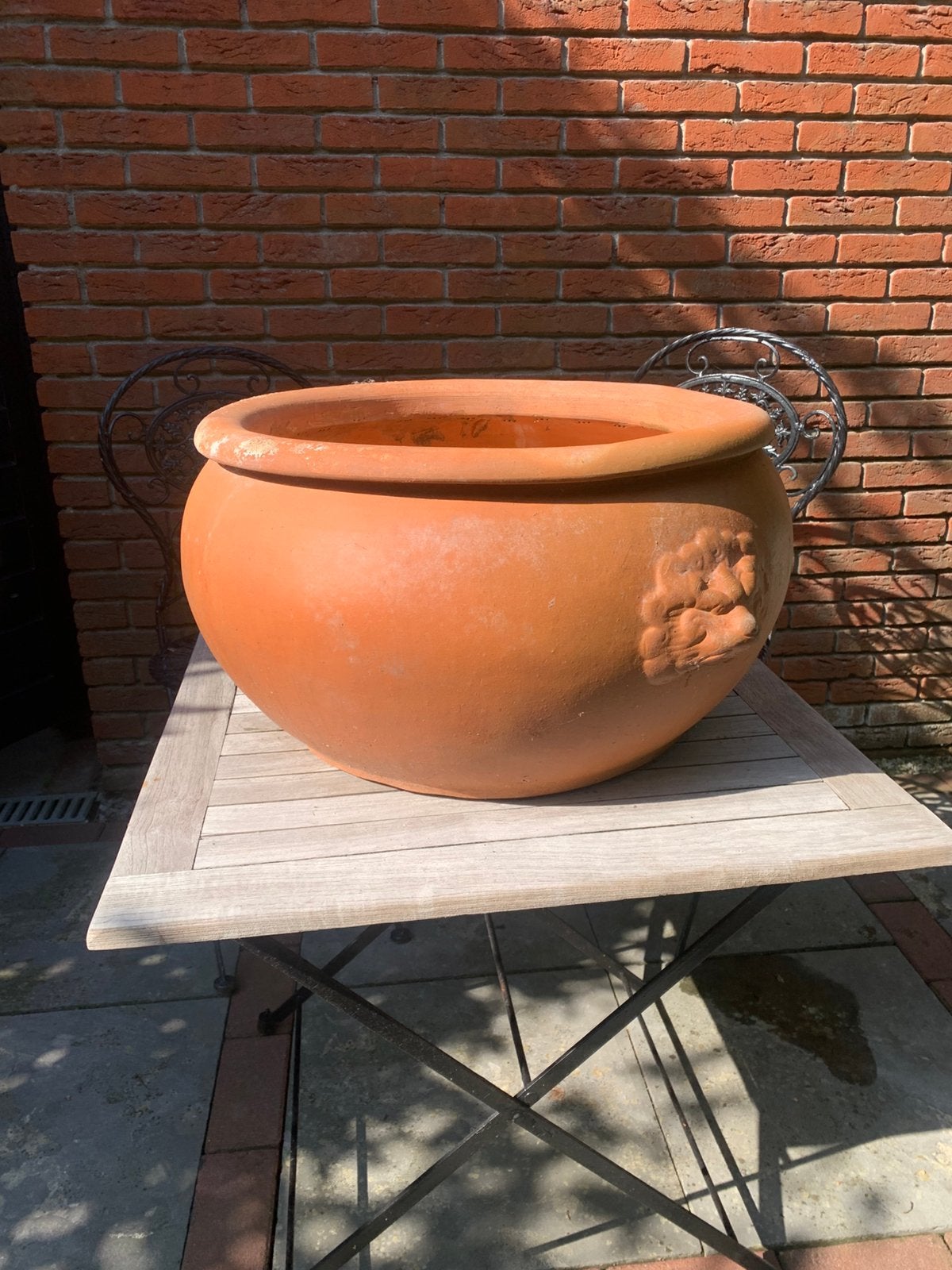 XL Terracotta bloempot met leeuwenkoppen, Ophalen, Rond, Zo goed als nieuw, Minder dan 40 cm