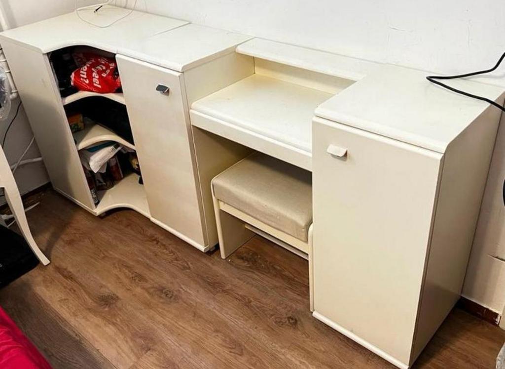 Bureaus/ make up tafel+kruk/kasten met planken/ hoek bureau, Huis en Inrichting, Ophalen, Zo goed als nieuw, Hout