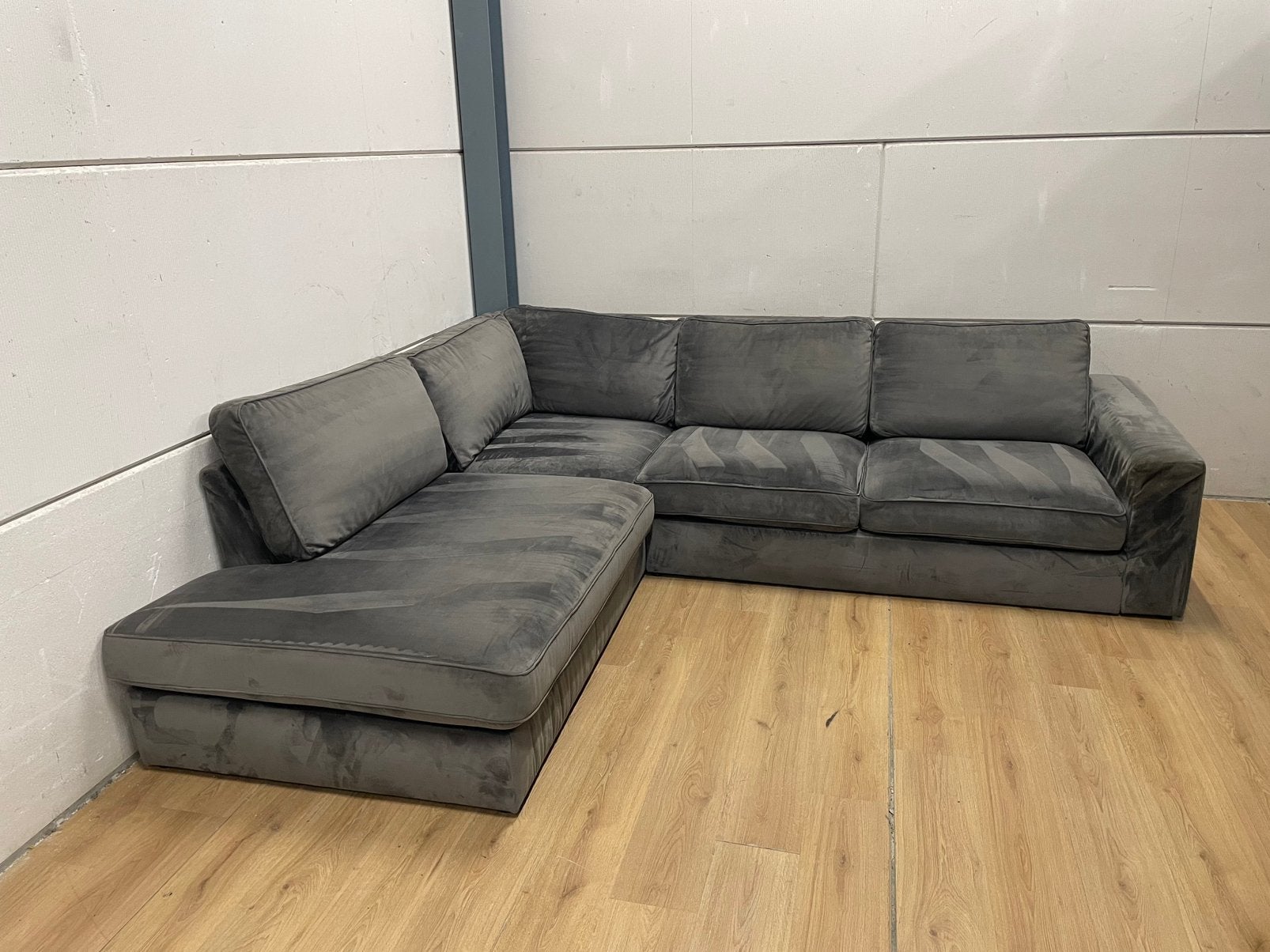 Mooie luxe suede velvet velours grijze hoekbank - GEREINIGD!