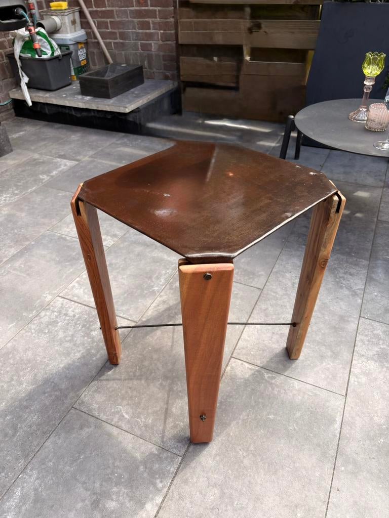 Unieke bijzettafels,metalen blad,houten poten, Ophalen, 50 tot 100 cm, Vierkant, Nieuw