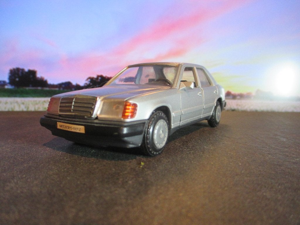 1:35 Mercedes Benz W124 Cursor 200 240 250 280 300 320 D / E, Ophalen of Verzenden, Gebruikt, Auto, Overige merken