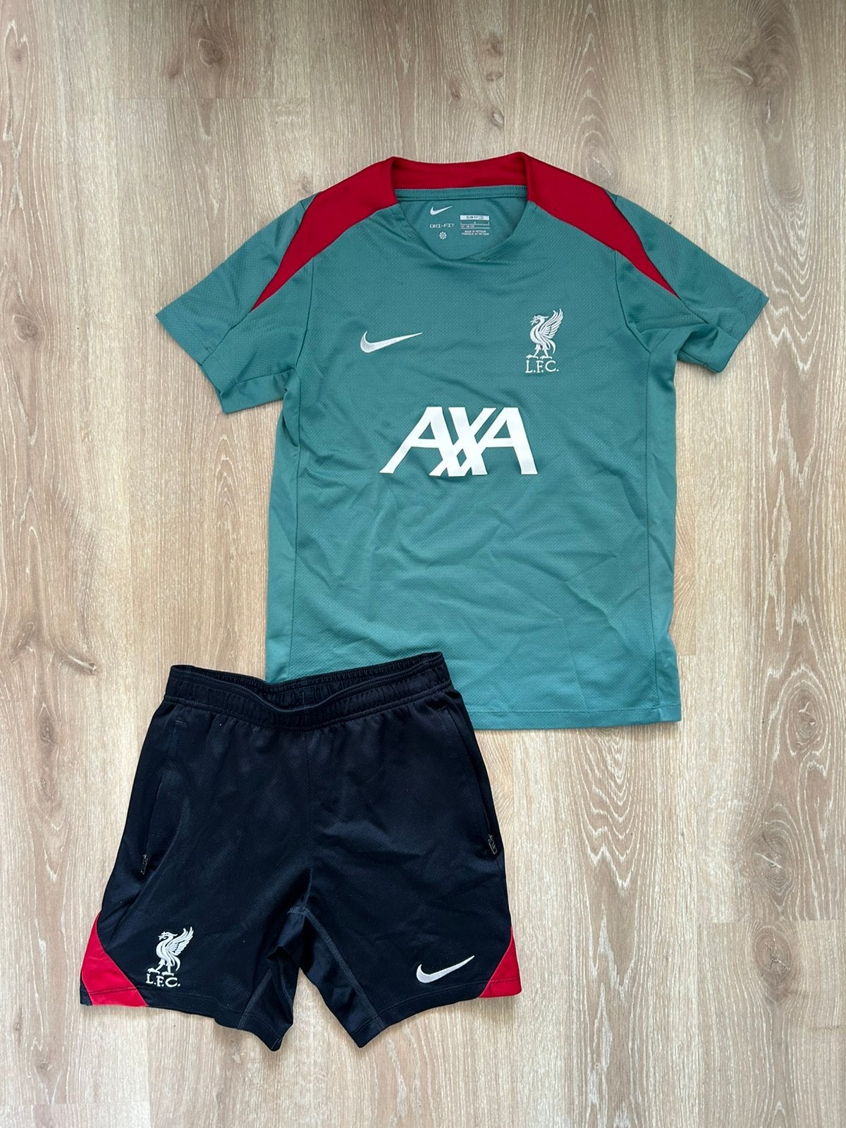 Liverpool trainingsset Nike 24/25 maat 147, Jongen of Meisje, Sport- of Zwemkleding, Ophalen of Verzenden, Zo goed als nieuw