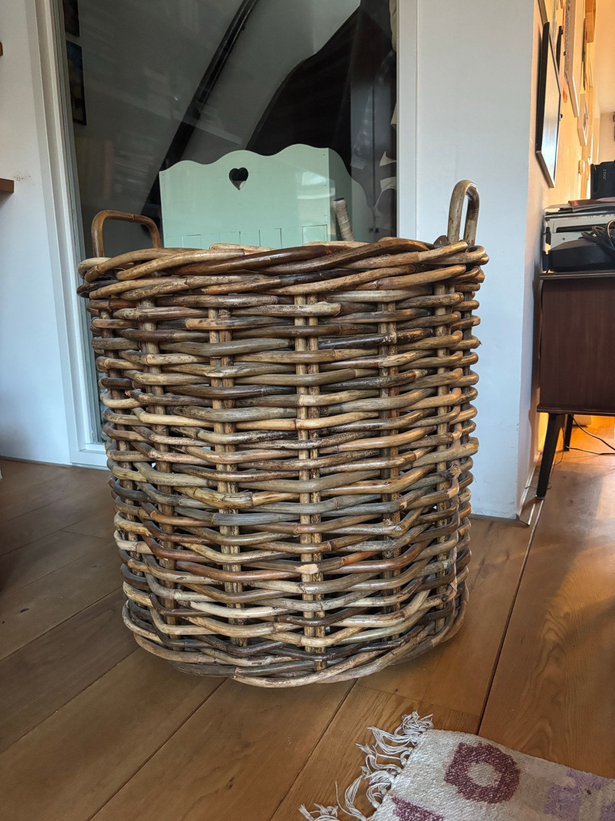 Grote rieten mand - diameter 68 cm, hoogte 66 cm, Huis en Inrichting, Woonaccessoires | Schalen en Manden, Gebruikt, Mand, Rond