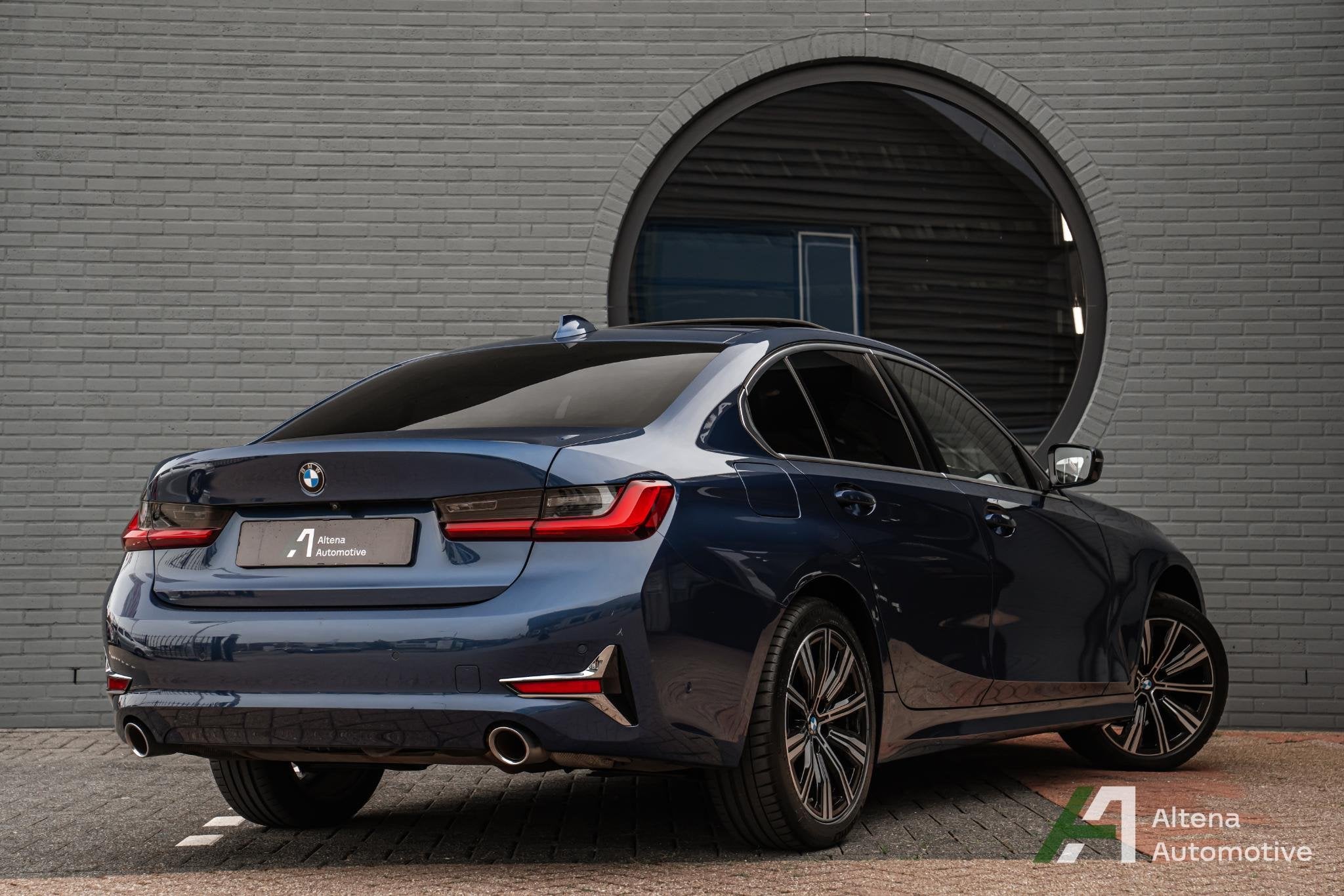 BMW 3-serie 320i xDrive High Executive Luxury line, trekhaak, Auto's, Automaat, 4 cilinders, Blauw, Leder