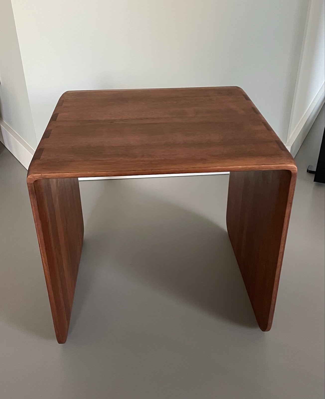 Artisan Invito Bijzettafel - Europees Walnoot, Ophalen, Minder dan 45 cm, Minder dan 55 cm, Vierkant