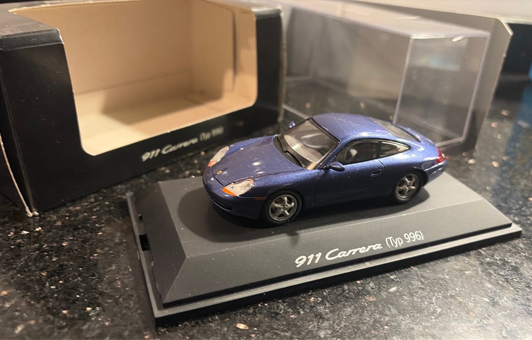 Porsche type 996 911 carrera 1:43 in nieuwstaat in doos, Verzenden, Zo goed als nieuw, Auto, Overige merken