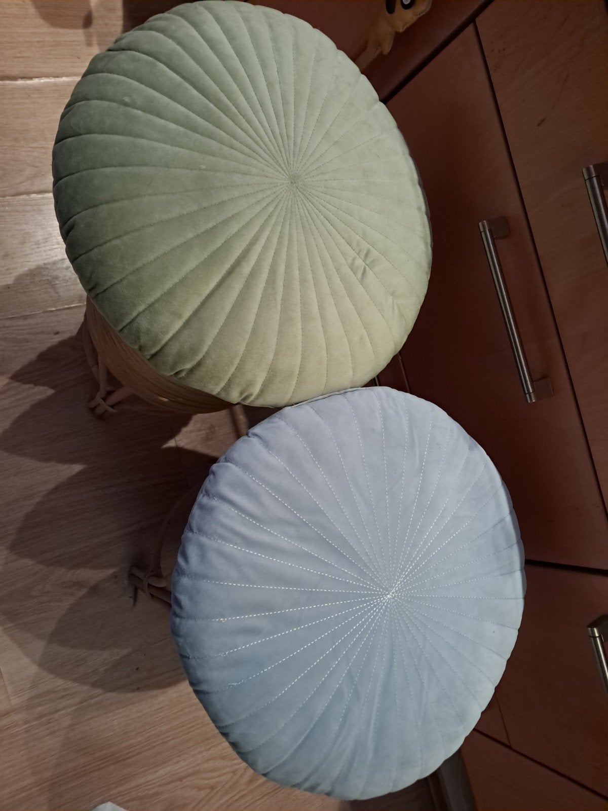 2 ronde velvet sierkussens, Meerkleurig, Rond, Ophalen of Verzenden, Zo goed als nieuw
