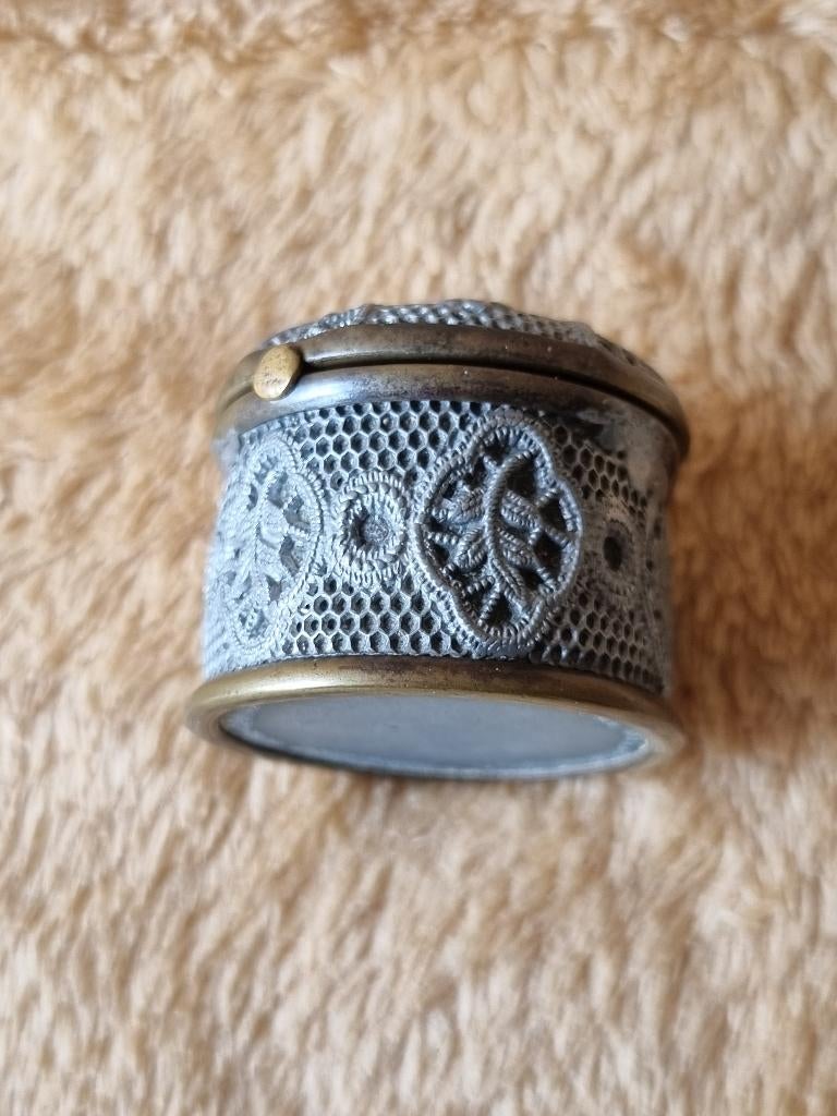 Ronde filigree metalen snuisterijdoosje, Antiek en Kunst, Curiosa en Brocante, Ophalen of Verzenden