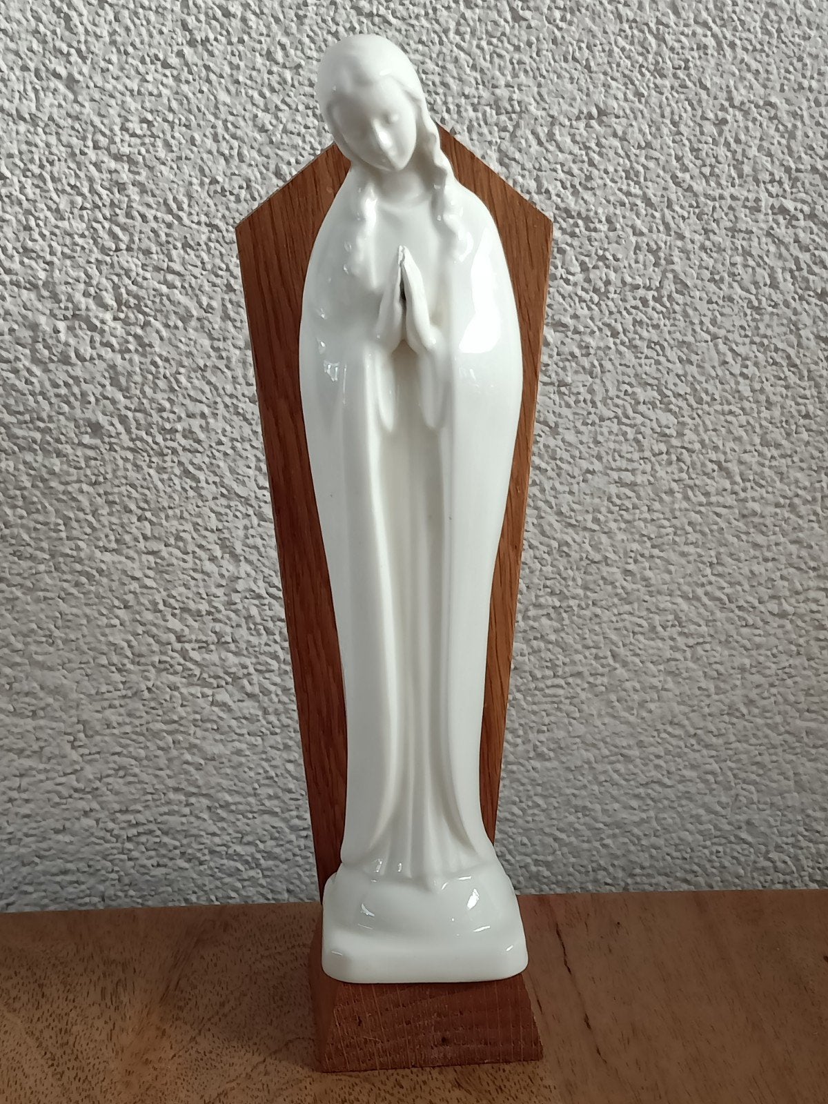 Wit Maria beeldje op houten sokkel - Sacrart Germany, Ophalen of Verzenden