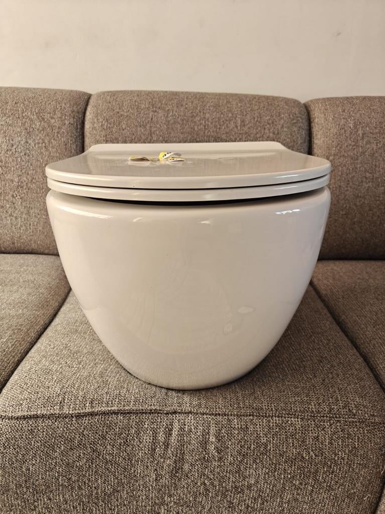 Nieuwe spoelrandloos ophang wc pot, Ophalen of Verzenden, Nieuw, Toilet