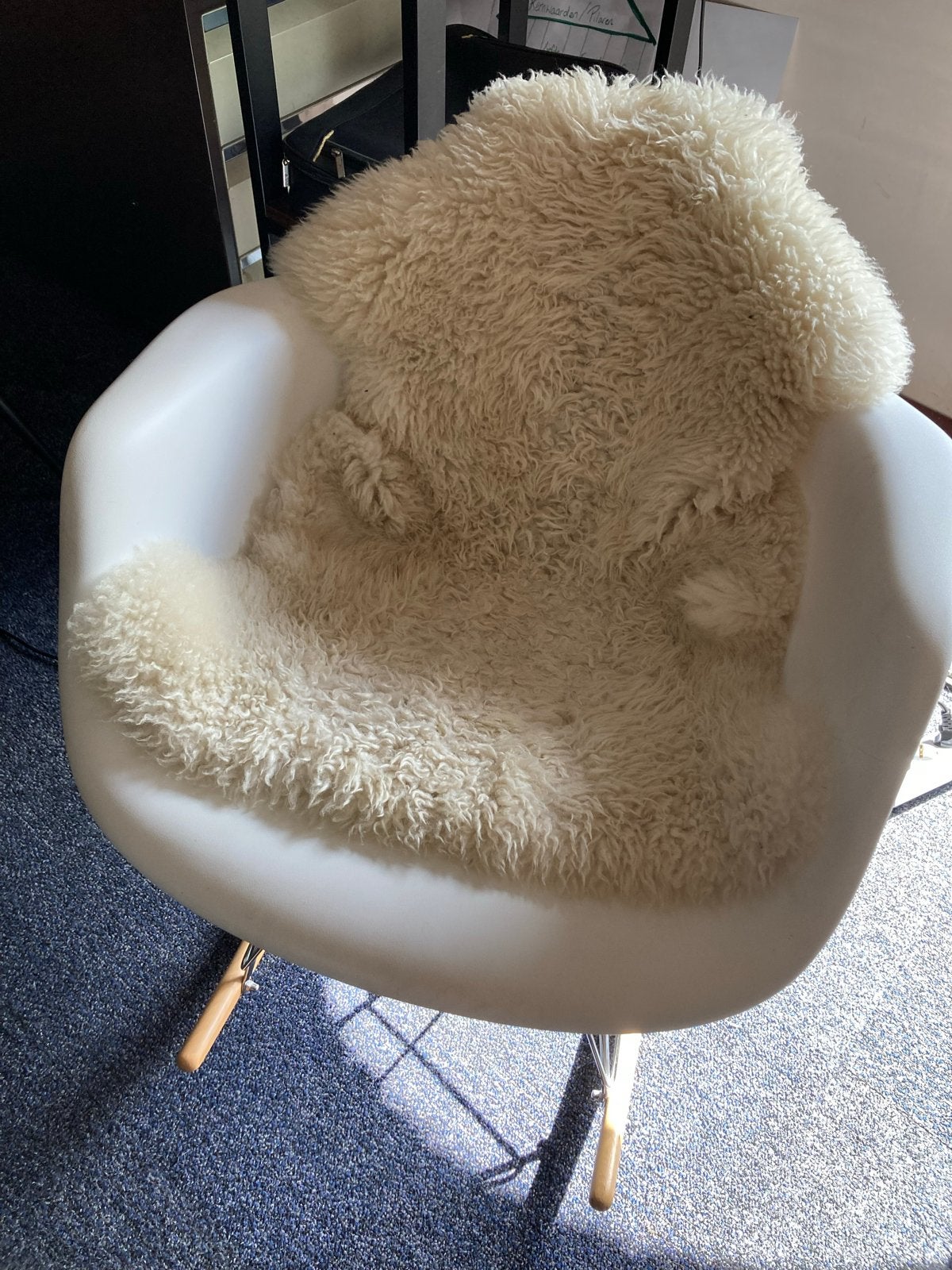 Replica eames witte schommelstoel met schapenvacht, Ophalen, Kunststof, Gebruikt, Wit