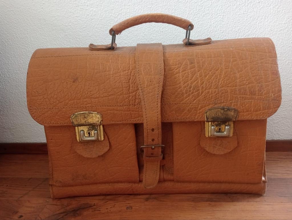 Vintage bruine leren boekentas / aktetas, Gebruikt, Bruin, Aktetas of Boekentas, 30 tot 40 cm