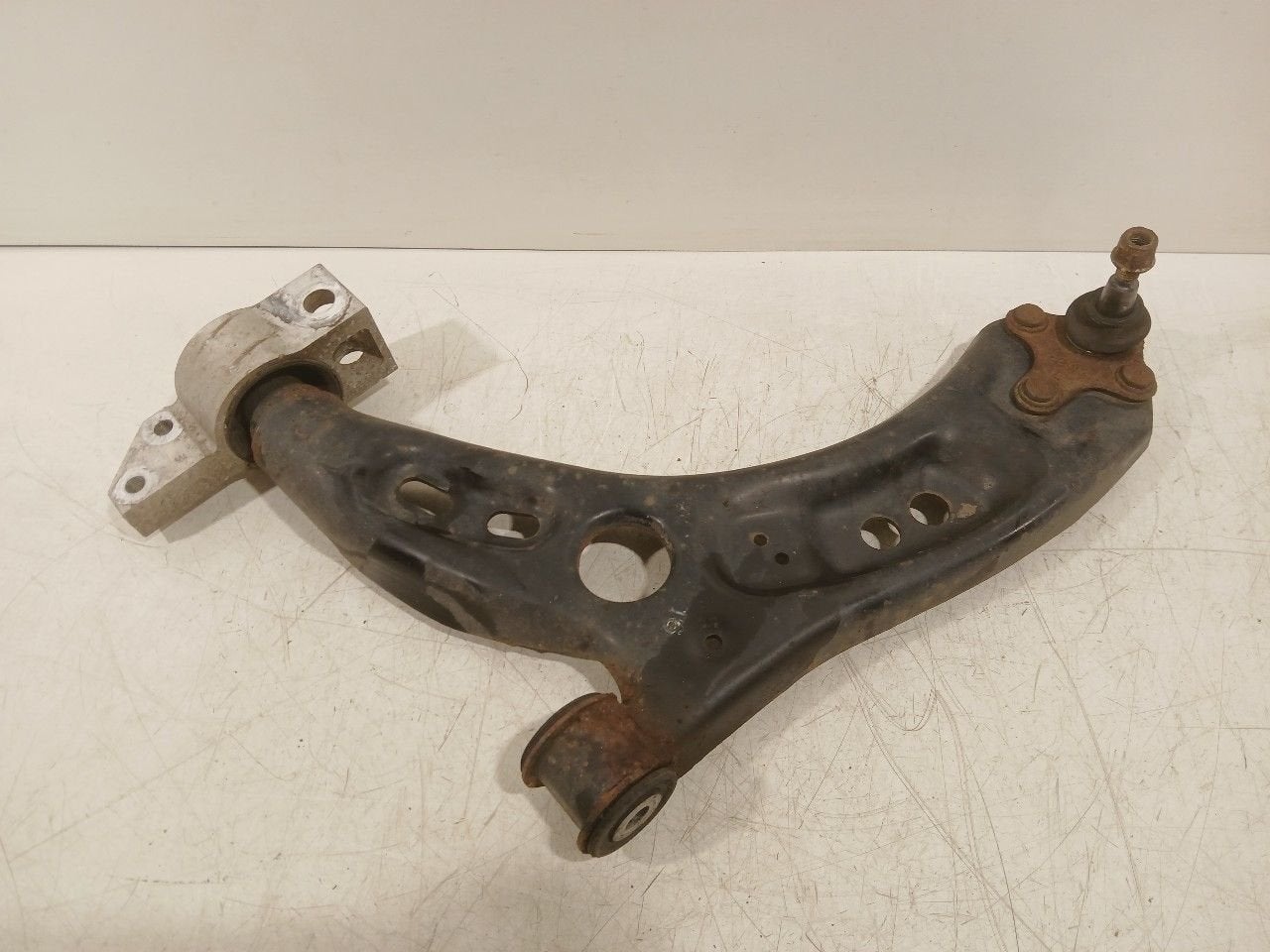 Draagarm links voor Volkswagen Golf, Onderdelen@venauto.nl, Van der Ven Autorecycling B.V., Gebruikt, Ettenseweg 76, 4706 PB Roosendaal, The Netherlands