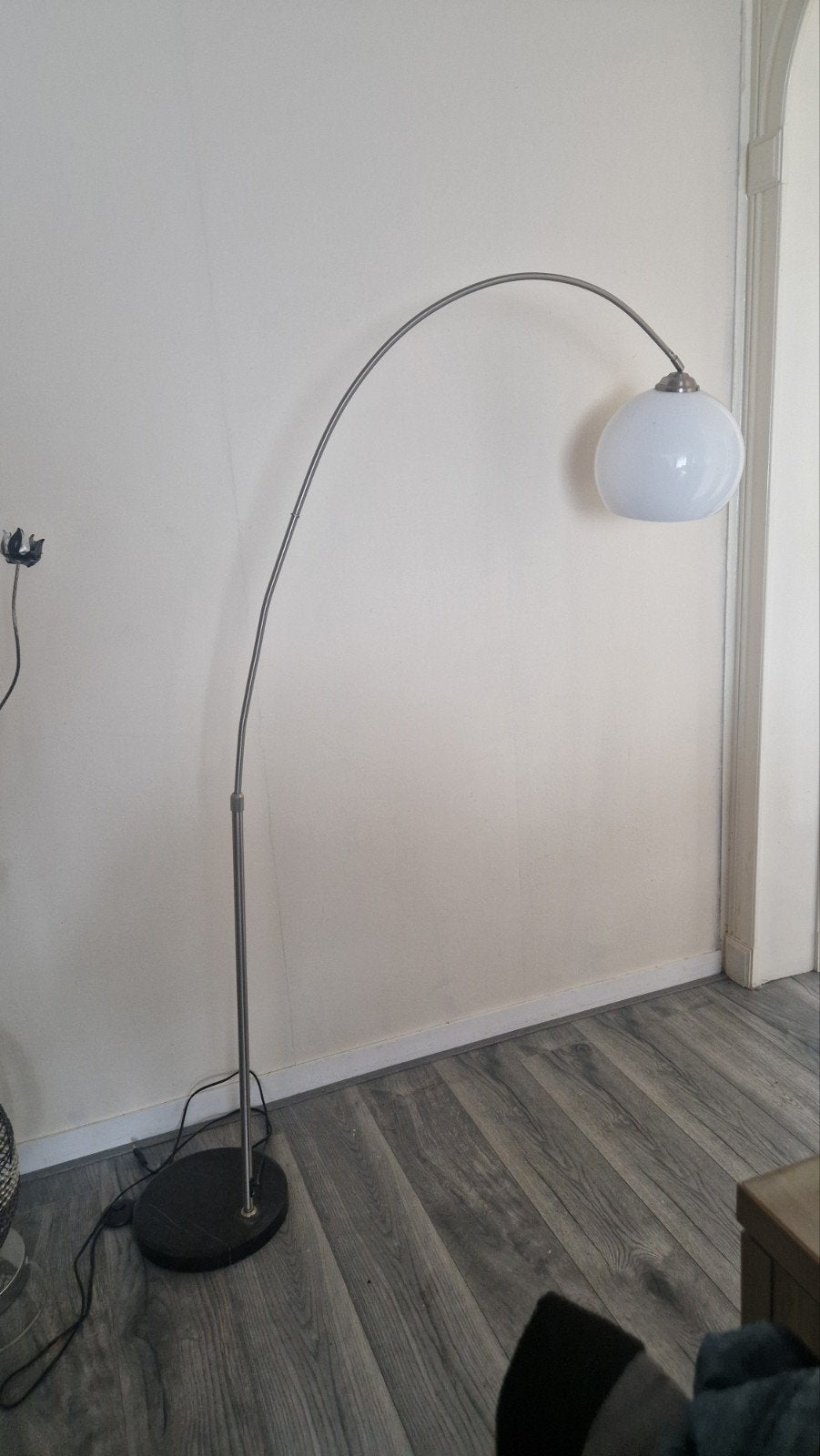 Moderne staande booglamp met glazen kap, Huis en Inrichting, Ophalen, Gebruikt, E27 (groot), Glas