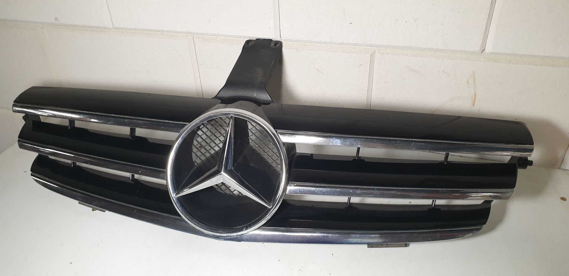 Grille W209 CLK Mercedes zwarte spijlen 2098800023 origineel, Auto-onderdelen, Gebruikt, Mercedes-Benz AG, Voor, Mercedes-Benz