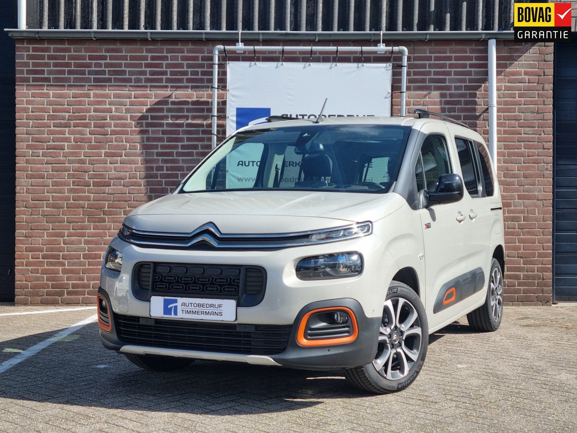 Citroen Berlingo 1.2 PureTech Shine Automaat, Dealer onderhouden, Gebruikt, 1199 cc, 1298 kg