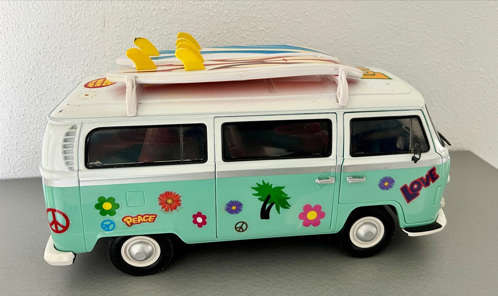 Volkswagen T2 Hippie Bus Modelauto met Surfplanken, Ophalen of Verzenden, Zo goed als nieuw, Bus of Vrachtwagen