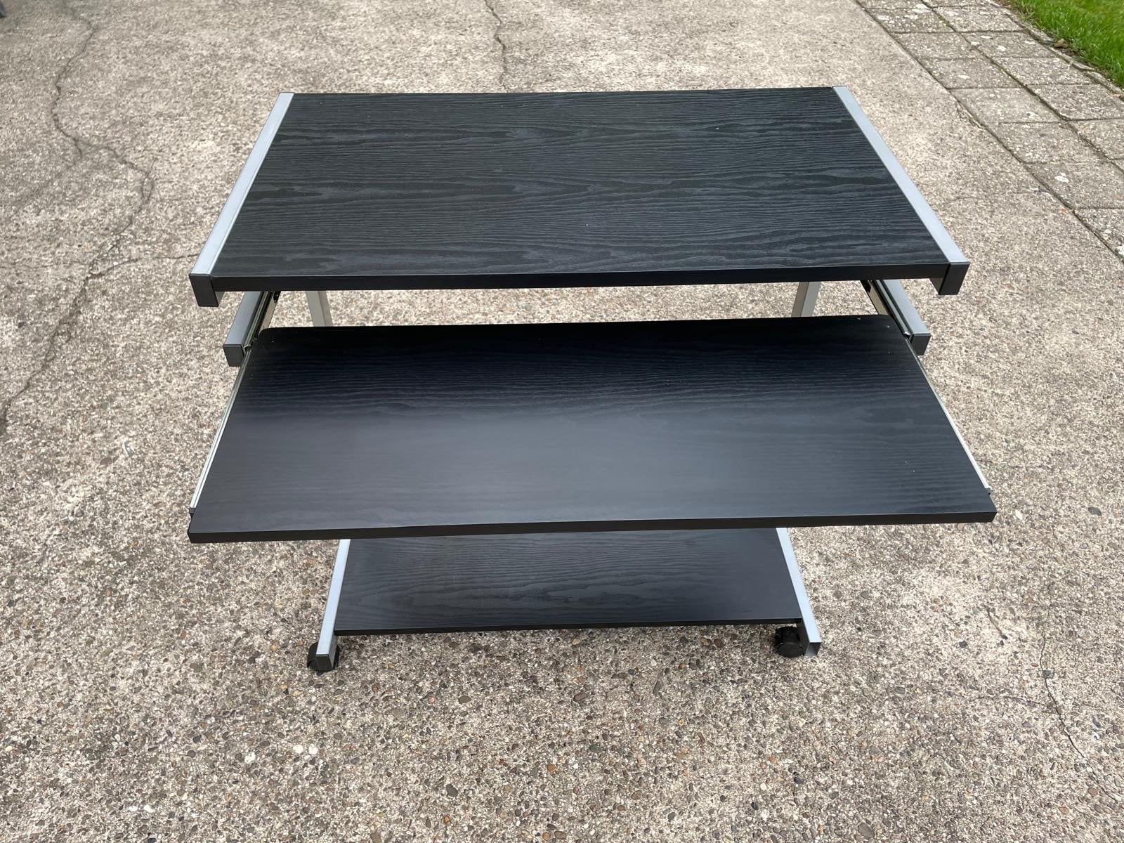 Nette computertafel met uitschuifbaar toetsenbordblad, Ophalen of Verzenden, Gebruikt, Overige houtsoorten