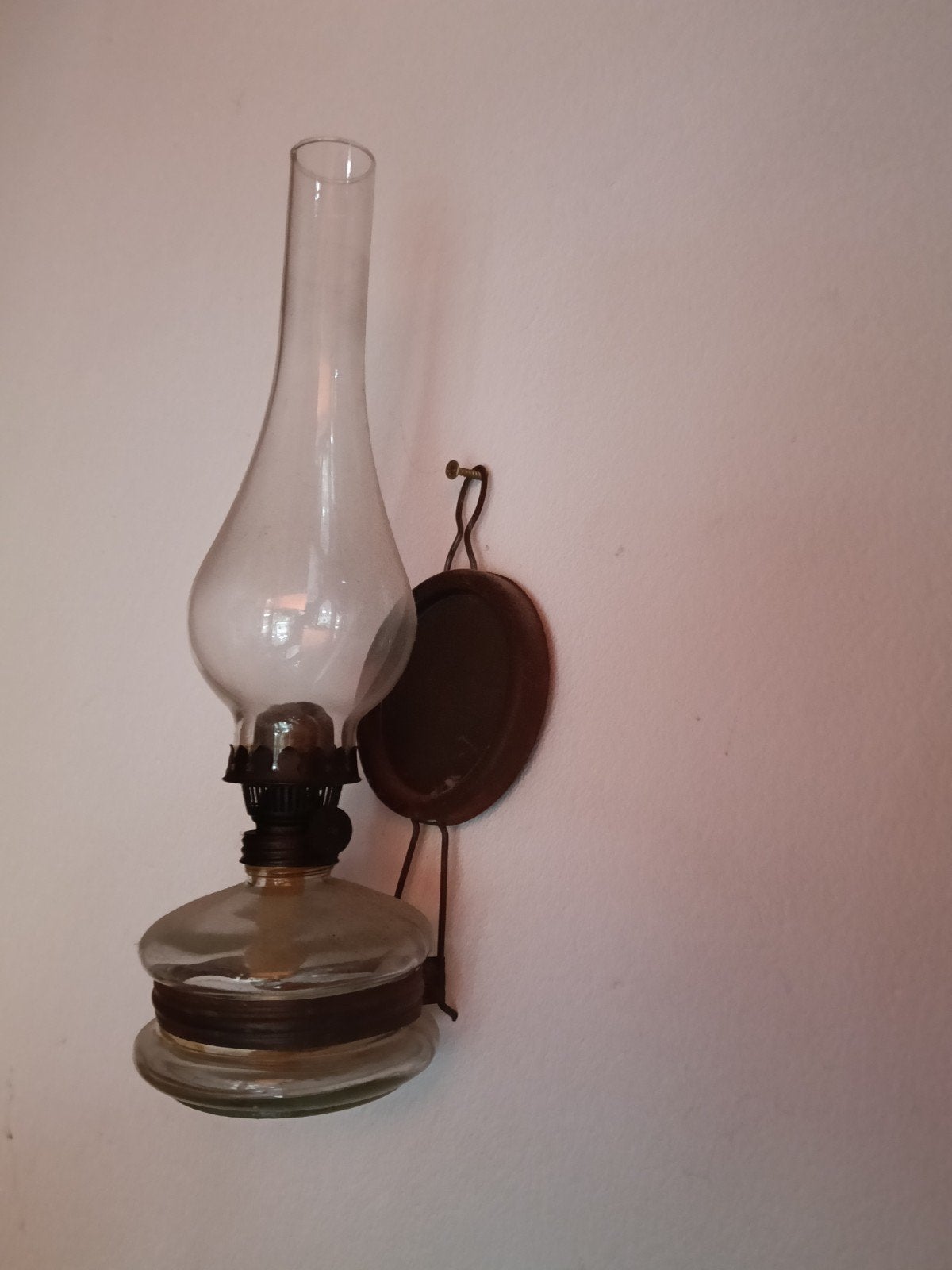 Antieke olielamp met glazen kap en wandbevestiging, Antiek en Kunst, Ophalen