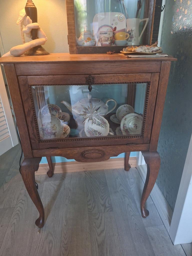 Antieke vitrinekastje met gebogen glas, Antiek en Kunst, Antiek | Meubels | Kasten, Ophalen of Verzenden