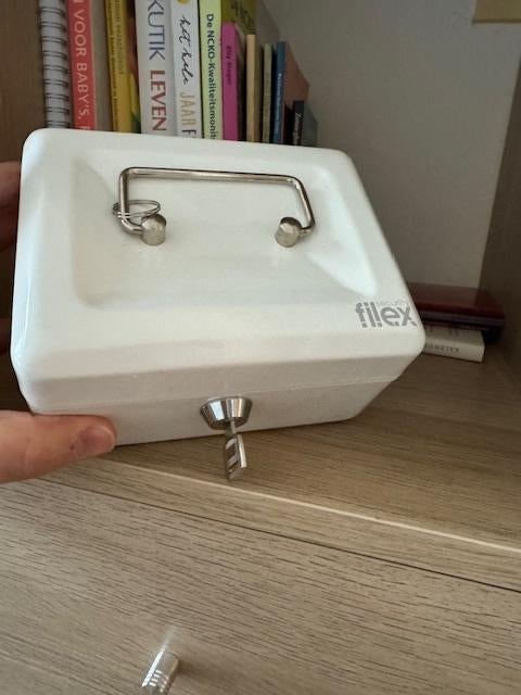 Witte metalen kistje met sleutel, Minder dan 50 cm, Gebruikt, Minder dan 50 cm, Ophalen of Verzenden