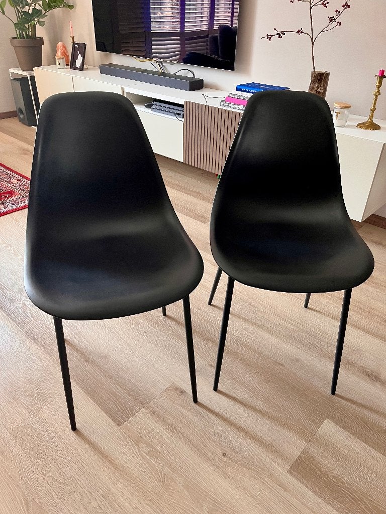 Gratis Stoelen Woood, 2x zwart 2x notenhout, Ophalen, Gebruikt, Zwart, Vier