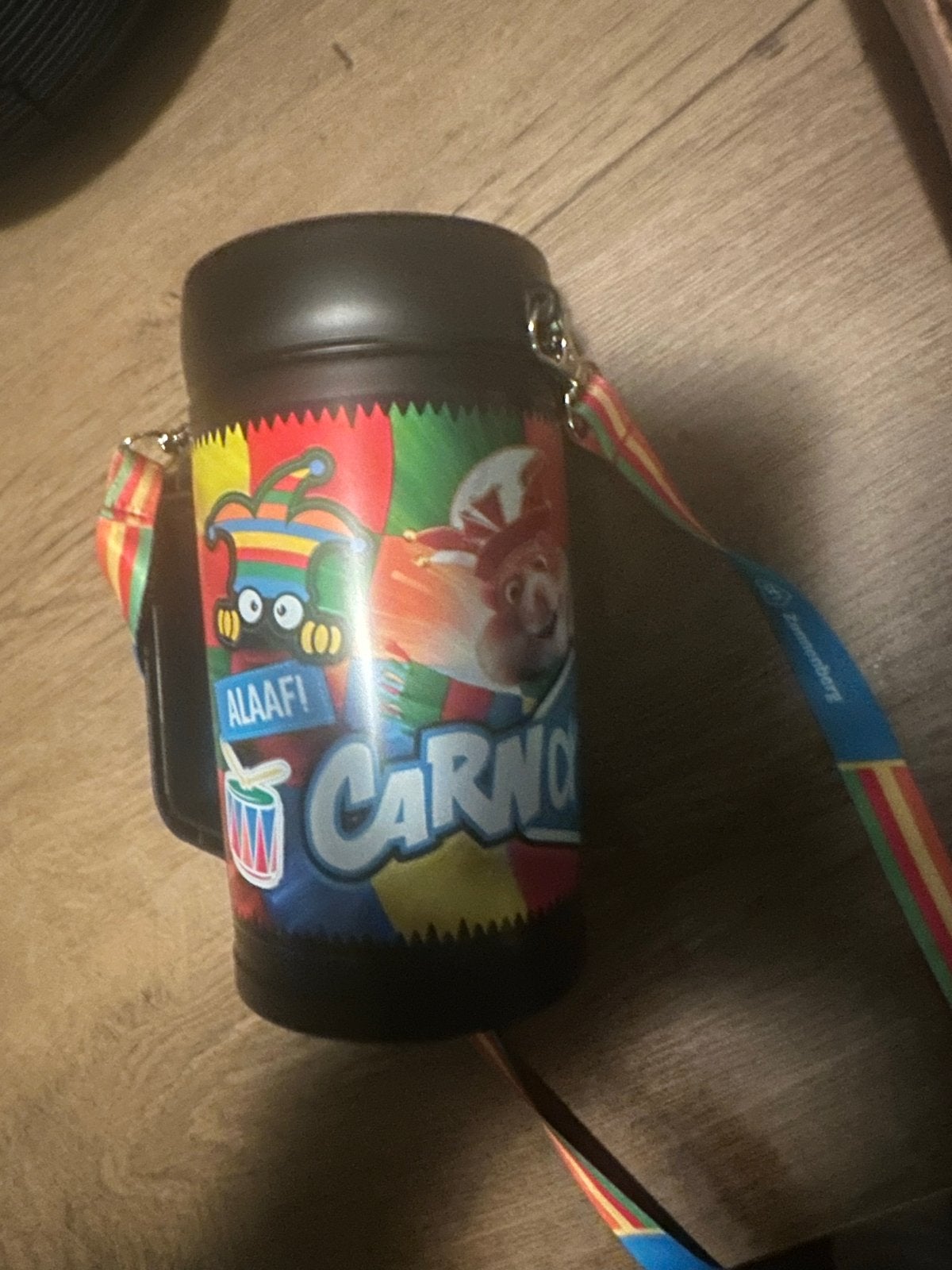 Carnaval plastic bier beker met draagband, Ophalen of Verzenden, Gebruikt, Feestartikel, Carnaval