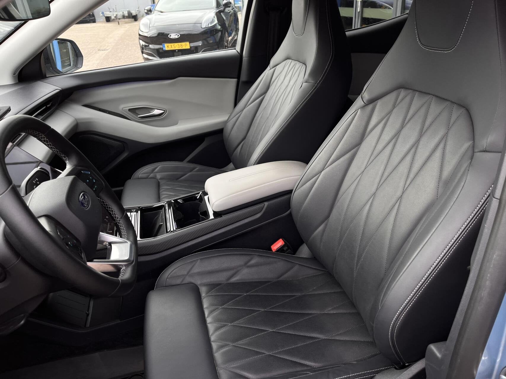 Ford Explorer Premium Extended Range AWD 79 kWh Warmtepomp S, Automaat, Dealer onderhouden, Zwart, Met garantie (alle)