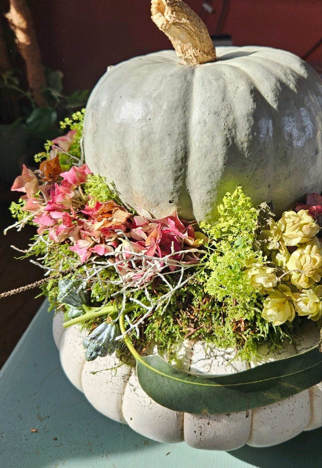 Decoratieve pompoen met bloemstuk - Herfstdecoratie, Meerkleurig, Nieuw, Ophalen of Verzenden, Landelijk