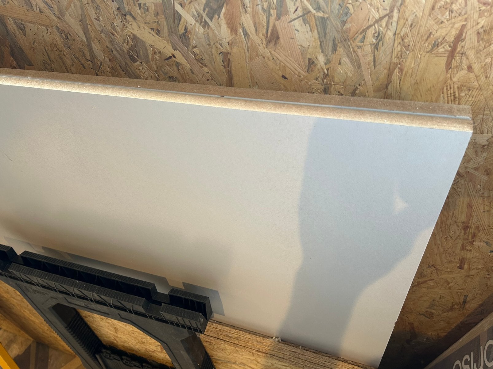 MDF 2 zijde wit gegrond 2440 x 1220x 18 mm 2 platen., Ophalen, Zo goed als nieuw