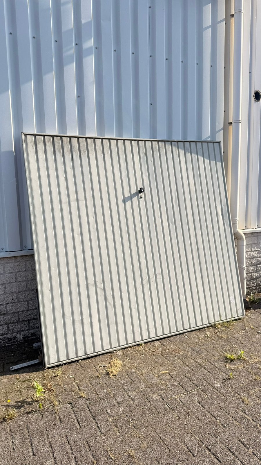Stalen garagedeur (232 x 210) en direct af te halen, Doe-het-zelf en Verbouw, Deuren en Horren, Ophalen, Gebruikt, Deur, Deur