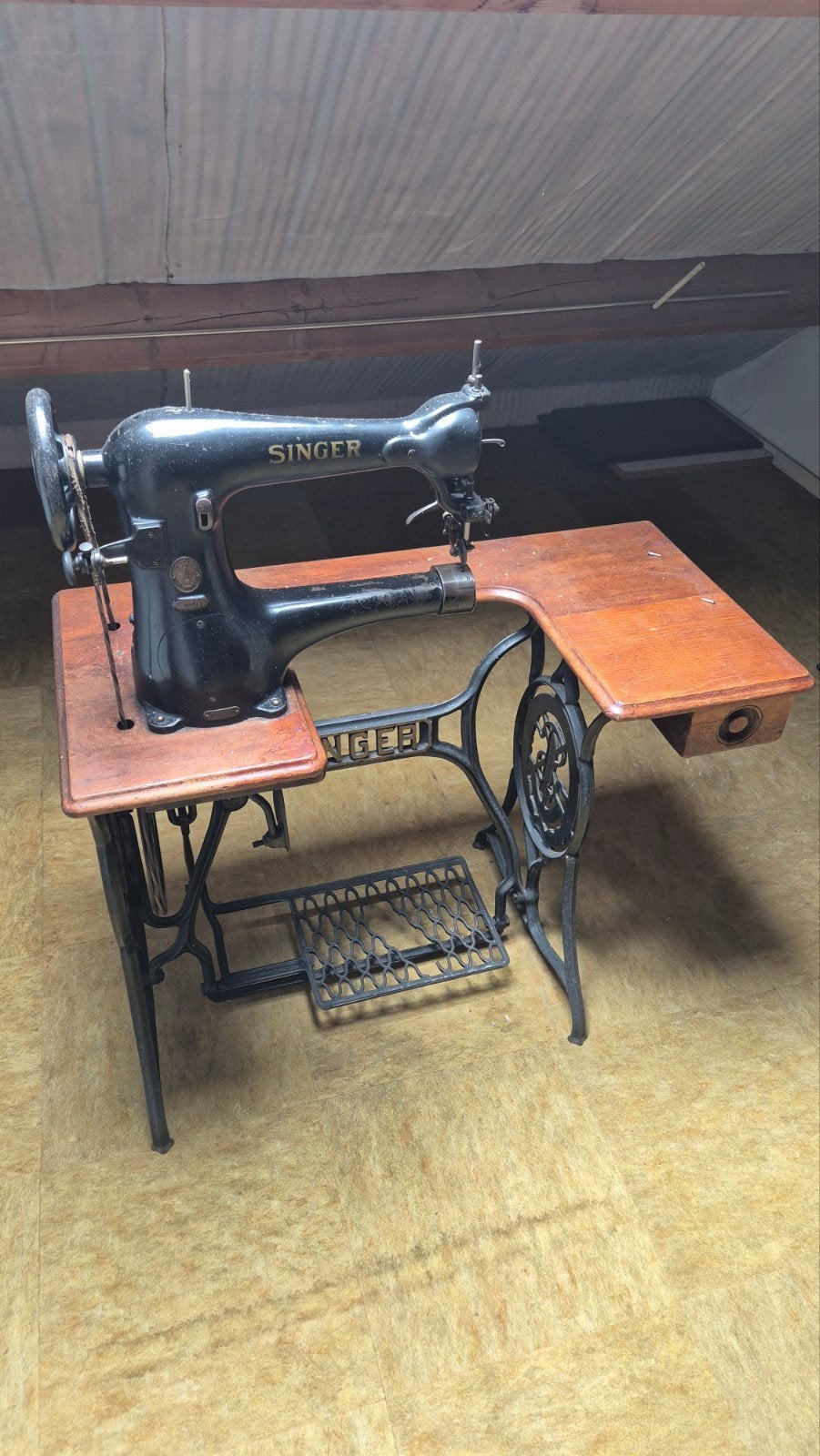 Antieke Singer Naaimachine met Onderstel, Ophalen