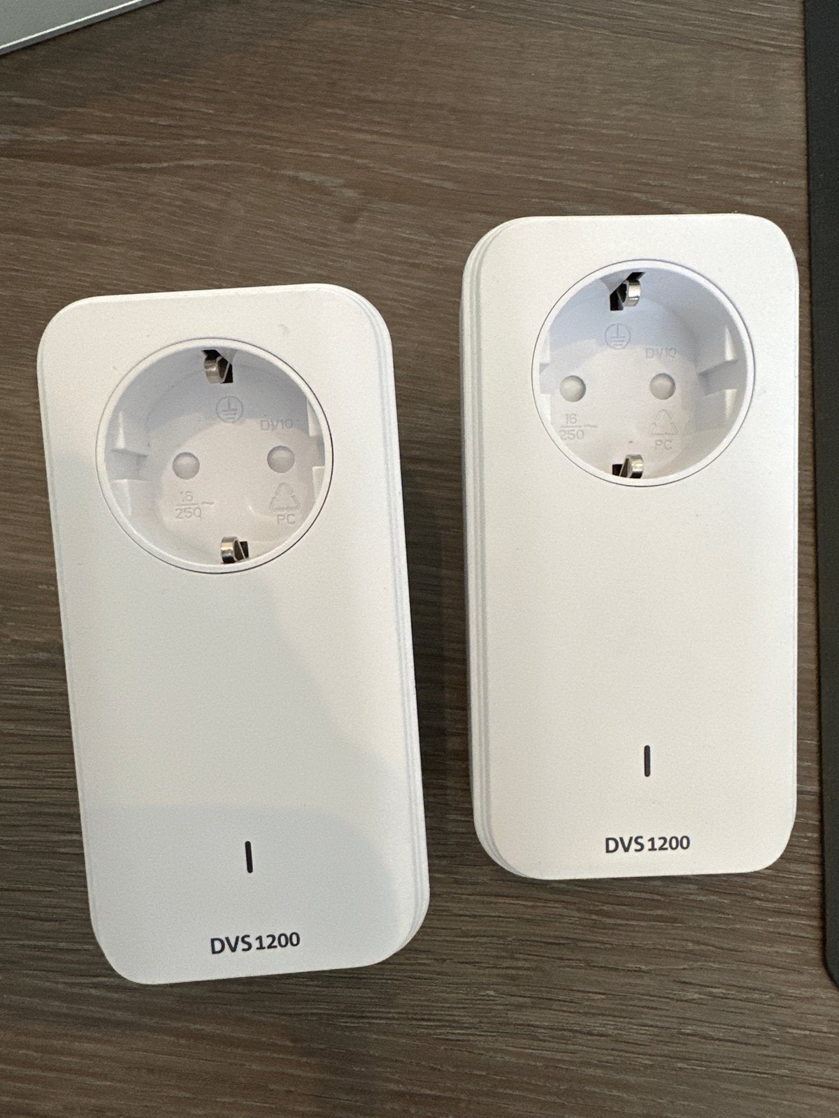 2x DVS 1200 Powerline Adapters, Computers en Software, Netwerk switches, Ophalen of Verzenden, Zo goed als nieuw