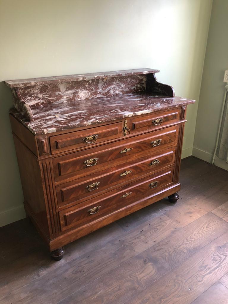 Prachtige antieke notenhouten commode met rood marmeren blad, Ophalen