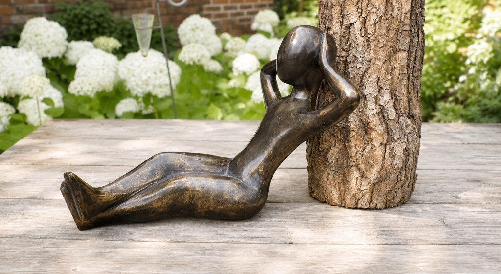 MAN RELAXEND / bronzen tuinbeeld