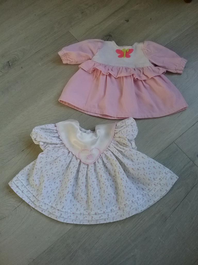 Twee lieve poppenjurkje van ongeveer 20 cm lengte, Ophalen of Verzenden, Zo goed als nieuw