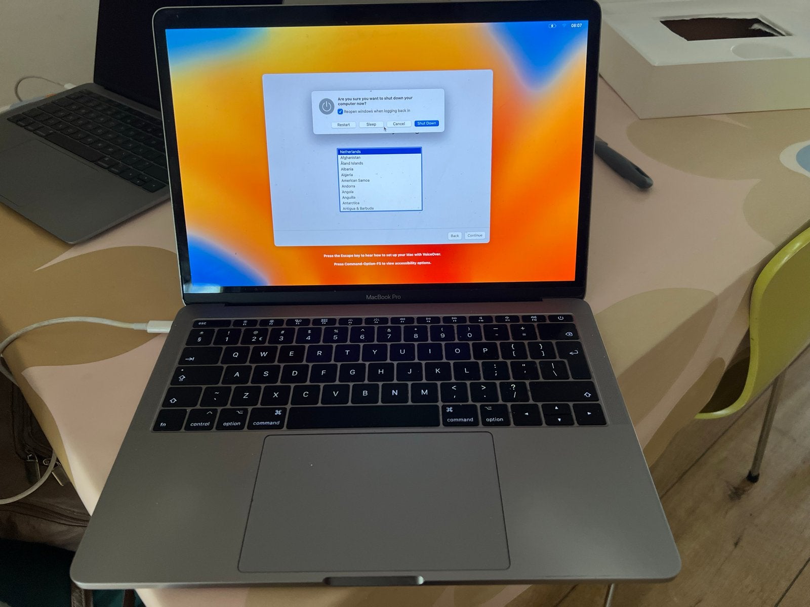 Foto 2 van MacBook Pro (2017) met oplader - Lichte krasjes