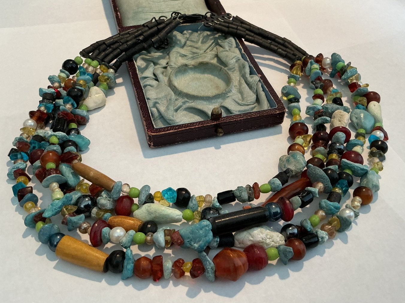 OPMERKELIJK COLLIER MET 5 STRENGEN EDELSTENEN O.A. TURKOOIS, Verzenden, Ketting, Met edelsteen